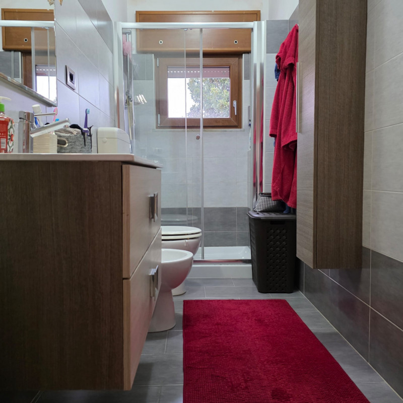 disponibile in centro Lonigo, al piano rialzato, appartamento completamente ristrutturato compost...