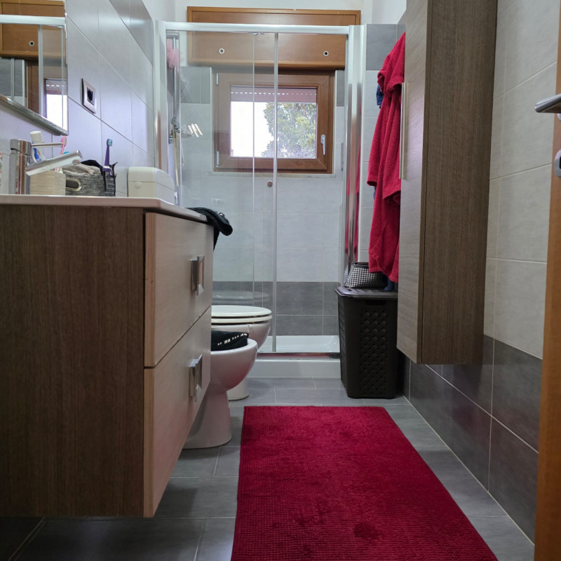 disponibile in centro Lonigo, al piano rialzato, appartamento completamente ristrutturato compost...