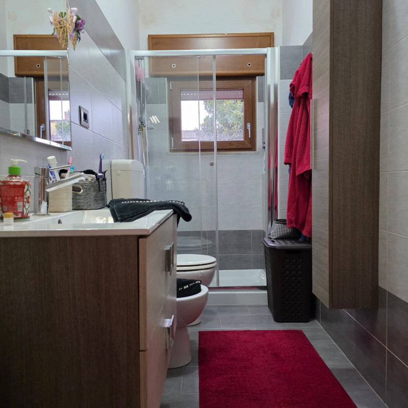 disponibile in centro Lonigo, al piano rialzato, appartamento completamente ristrutturato compost...