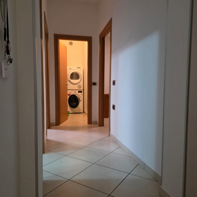 disponibile in centro Lonigo, al piano rialzato, appartamento completamente ristrutturato compost...