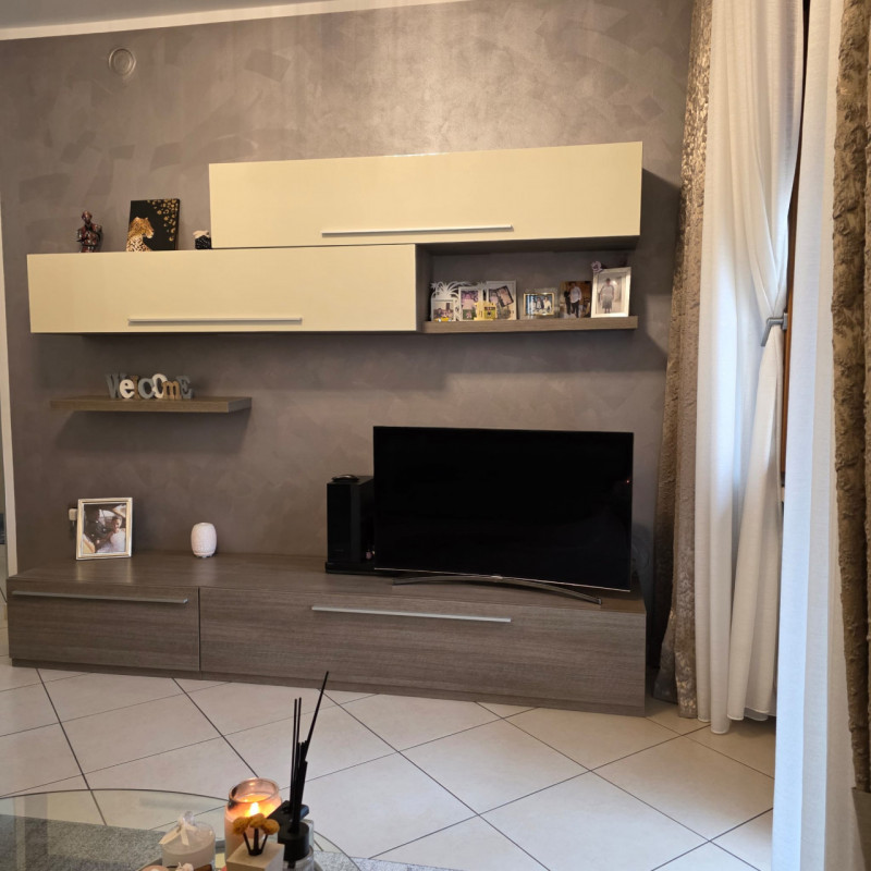 disponibile in centro Lonigo, al piano rialzato, appartamento completamente ristrutturato compost...