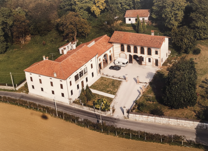 Nel cuore della suggestiva zona di Biron, proponiamo in vendita una magnifica villa d'epoca del '...