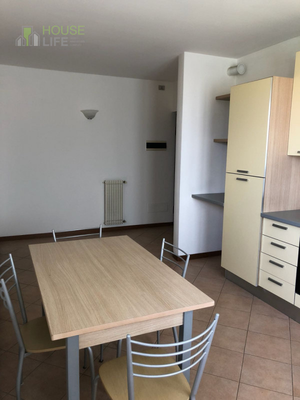 VILLAVERLA CENTRO: APPARTAMENTO BILOCALE TUTTO ARREDATO  situato al terzo piano con ascensore, te...