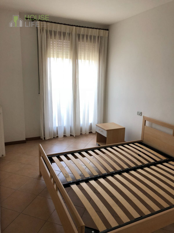 VILLAVERLA CENTRO: APPARTAMENTO BILOCALE TUTTO ARREDATO  situato al terzo piano con ascensore, te...