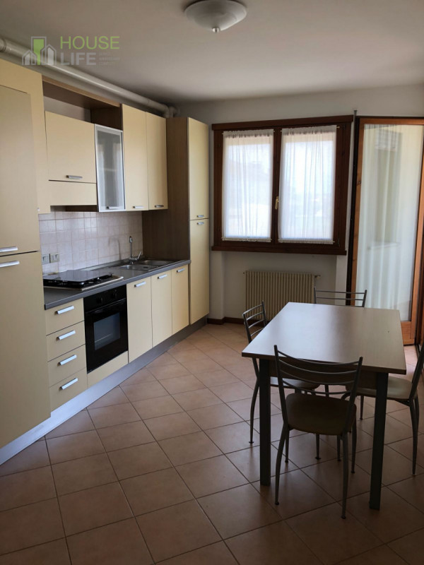 VILLAVERLA CENTRO: APPARTAMENTO BILOCALE TUTTO ARREDATO  situato al terzo piano con ascensore, te...