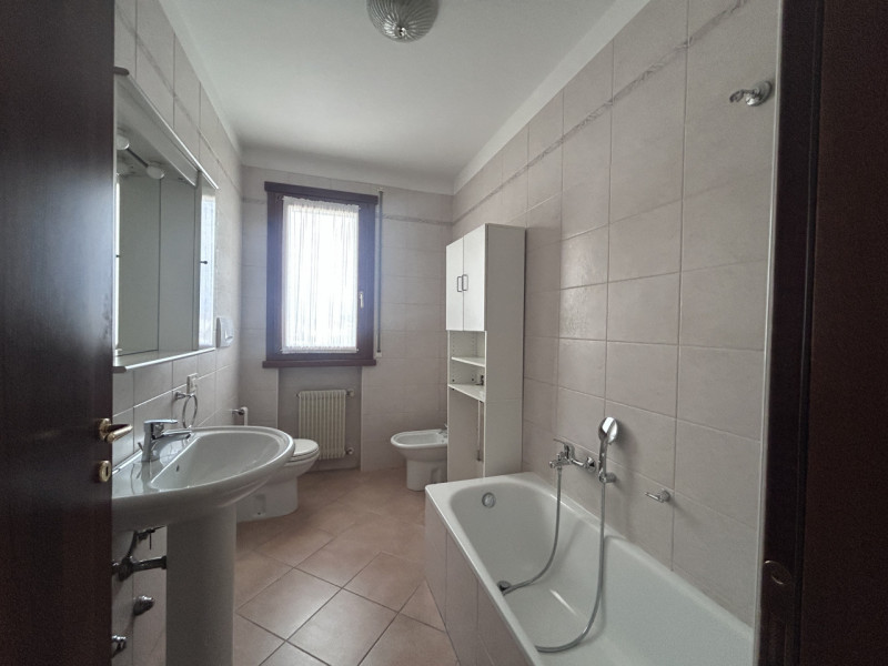 VILLAVERLA CENTRO: APPARTAMENTO BILOCALE TUTTO ARREDATO  situato al terzo piano con ascensore, te...