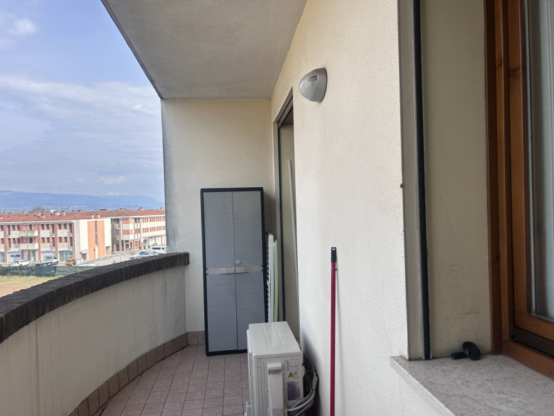 VILLAVERLA CENTRO: APPARTAMENTO BILOCALE TUTTO ARREDATO  situato al terzo piano con ascensore, te...