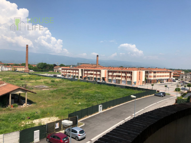 VILLAVERLA CENTRO: APPARTAMENTO BILOCALE TUTTO ARREDATO  situato al terzo piano con ascensore, te...