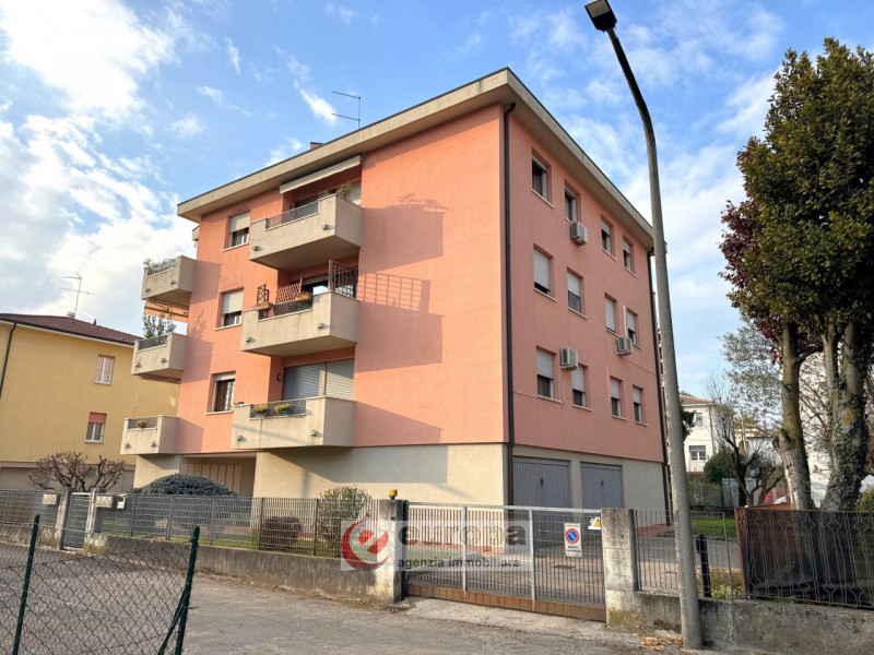 **VICENZA – Semicentro, laterale di Viale Trento**

A pochi minuti dal centro di Vicenza in posiz...