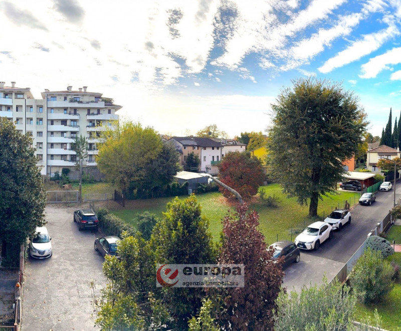 Semicentro (VI), in una laterale di viale Trento, a pochi minuti dal centro storico, in posizione...