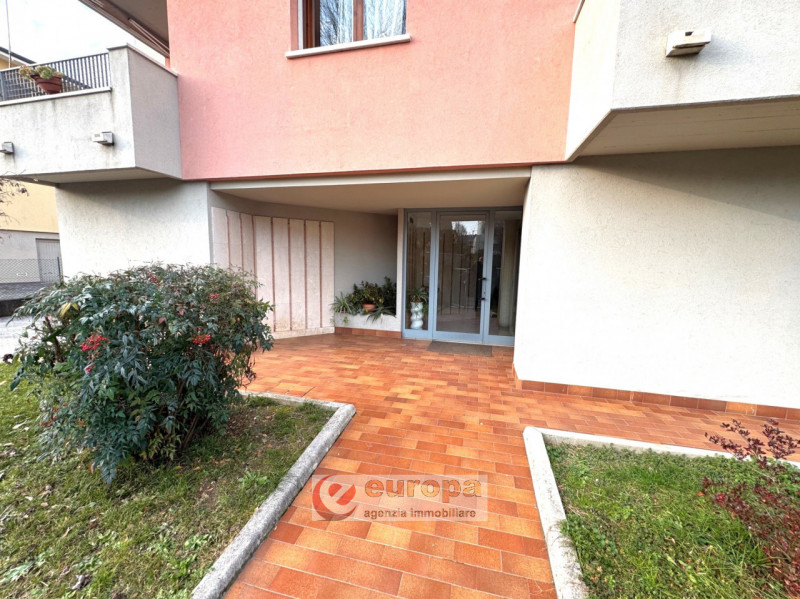 Semicentro (VI), in una laterale di viale Trento, a pochi minuti dal centro storico, in posizione...