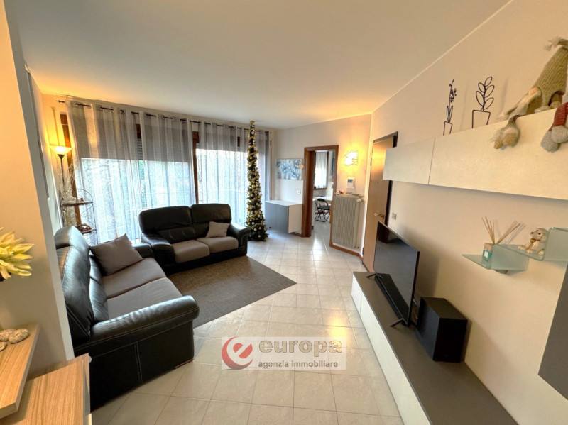 Semicentro (VI), in una laterale di viale Trento, a pochi minuti dal centro storico, in posizione...