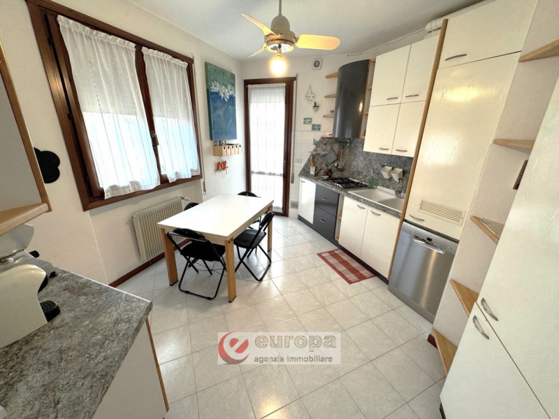 Semicentro (VI), in una laterale di viale Trento, a pochi minuti dal centro storico, in posizione...