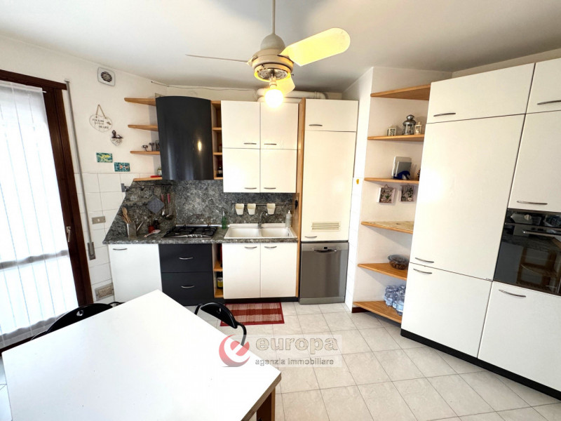 Semicentro (VI), in una laterale di viale Trento, a pochi minuti dal centro storico, in posizione...