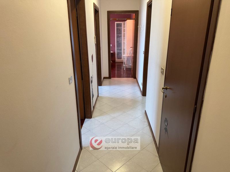 Semicentro (VI), in una laterale di viale Trento, a pochi minuti dal centro storico, in posizione...