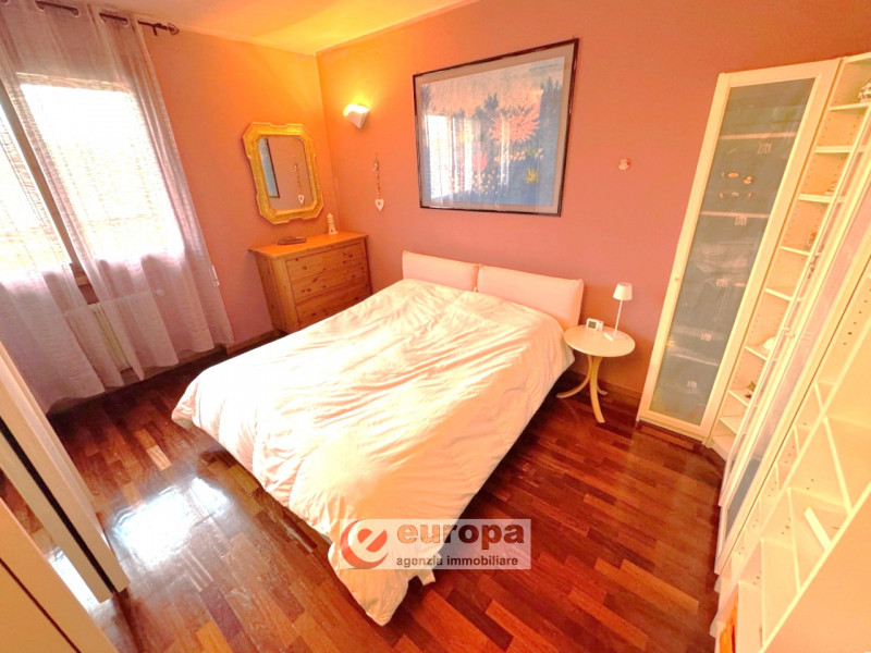 Semicentro (VI), in una laterale di viale Trento, a pochi minuti dal centro storico, in posizione...