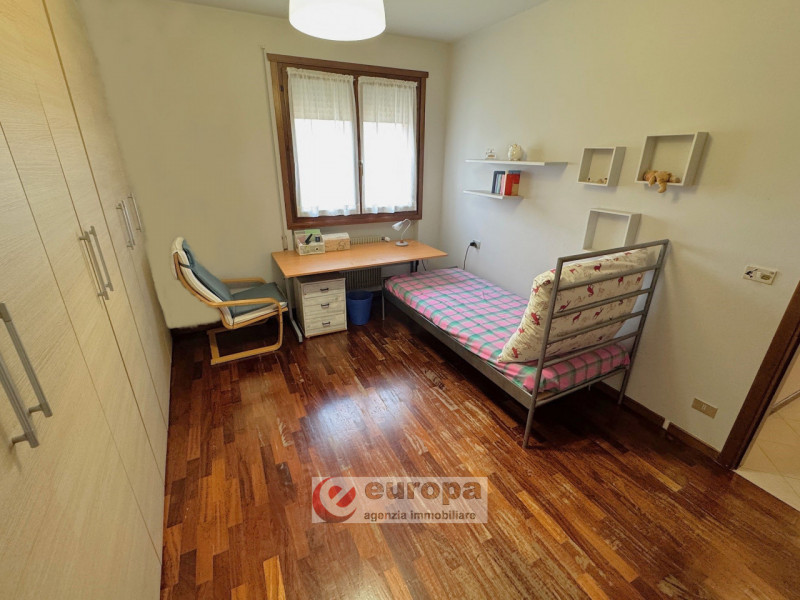 Semicentro (VI), in una laterale di viale Trento, a pochi minuti dal centro storico, in posizione...