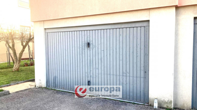 Semicentro (VI), in una laterale di viale Trento, a pochi minuti dal centro storico, in posizione...