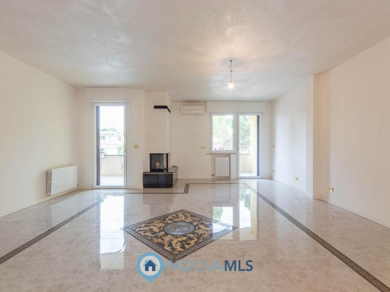 Immobile in esclusiva al Gruppo Padova MLS
Scopri il rifugio perfetto in una delle zone più centr...