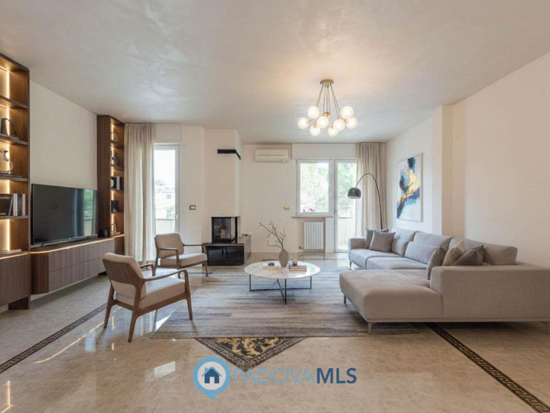 Immobile in esclusiva al Gruppo Padova MLS
Scopri il rifugio perfetto in una delle zone più centr...