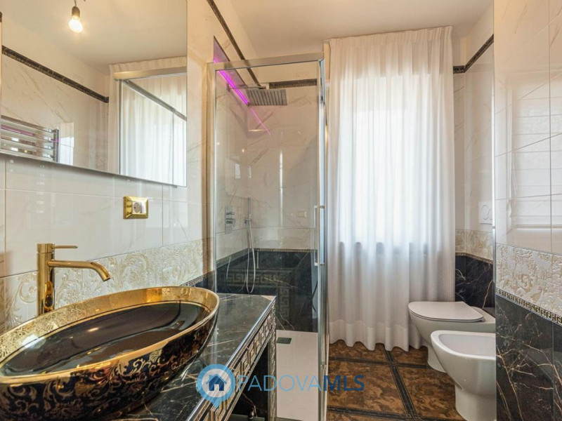 Immobile in esclusiva al Gruppo Padova MLS
Scopri il rifugio perfetto in una delle zone più centr...