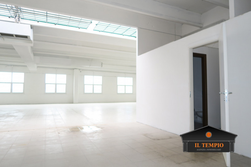 Torri di Quartesolo affittasi laboratorio siatuato al piano primo di circa 260 mq . Siamo nella z...