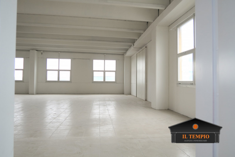 Torri di Quartesolo affittasi laboratorio siatuato al piano primo di circa 260 mq . Siamo nella z...