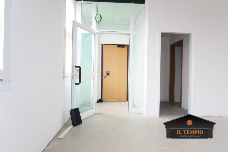 Torri di Quartesolo affittasi laboratorio siatuato al piano primo di circa 260 mq . Siamo nella z...