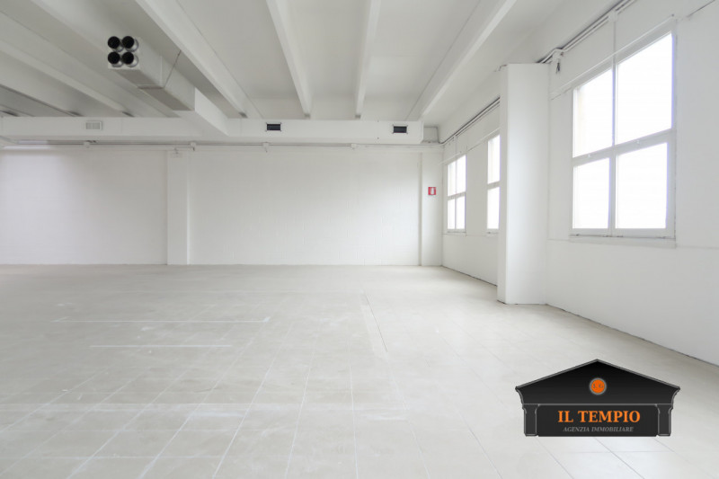 Torri di Quartesolo affittasi laboratorio siatuato al piano primo di circa 260 mq . Siamo nella z...