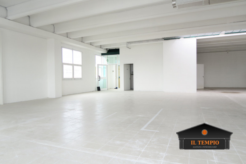 Torri di Quartesolo affittasi laboratorio siatuato al piano primo di circa 260 mq . Siamo nella z...