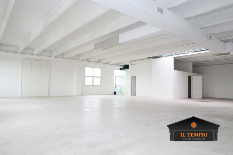 Torri di Quartesolo affittasi laboratorio siatuato al piano primo di circa 260 mq . Siamo nella z...