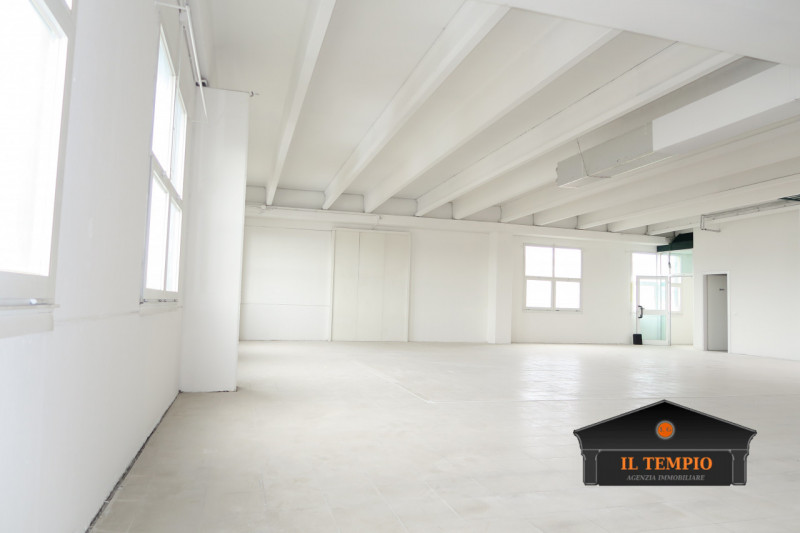 Torri di Quartesolo affittasi laboratorio siatuato al piano primo di circa 260 mq . Siamo nella z...