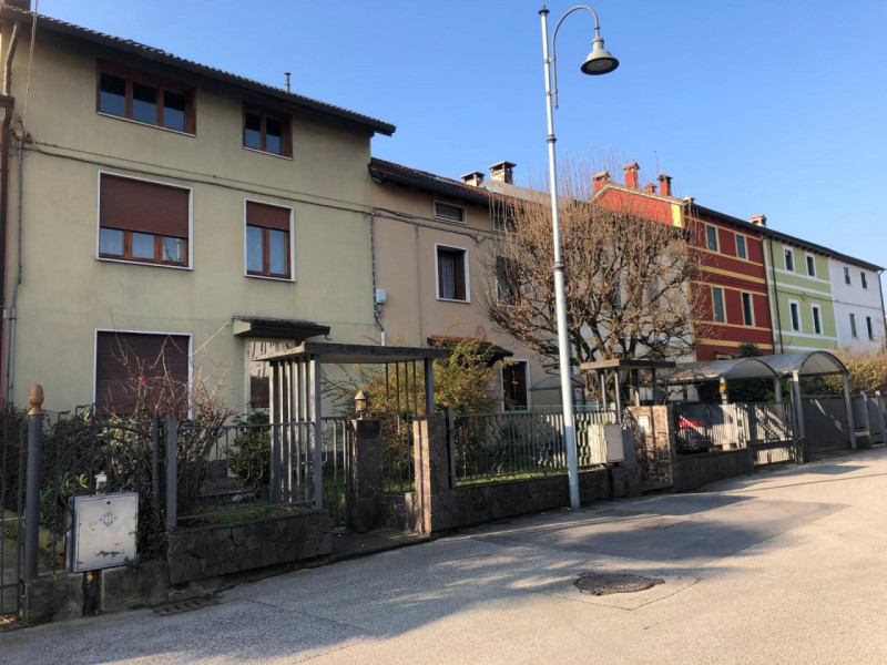 In posizione strategica nel cuore di Schio, proponiamo in vendita una casa a schiera porzione cen...