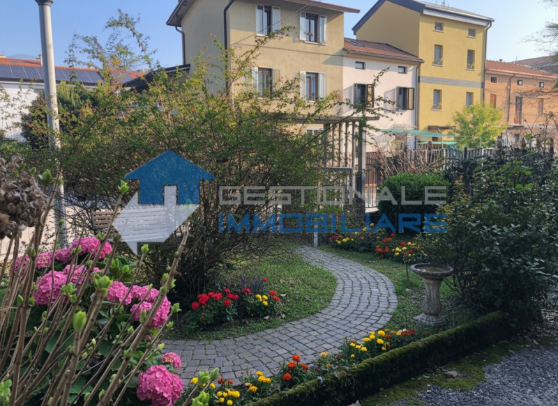 Schio: casa centrale con ampio giardino e garage €220.000 info 0445 824740 
Elena 3791537842

Buo...