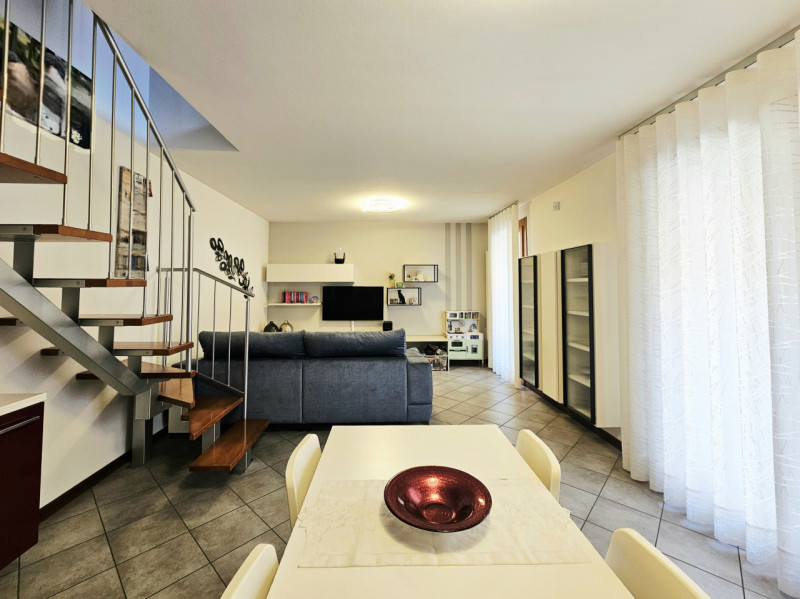 Proponiamo in vendita a Pozzonovo, all'interno di un piacevole quartiere residenziale, un apparta...