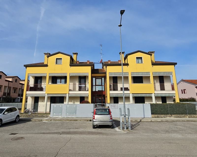 Proponiamo in vendita a Pozzonovo, all'interno di un piacevole quartiere residenziale, un apparta...