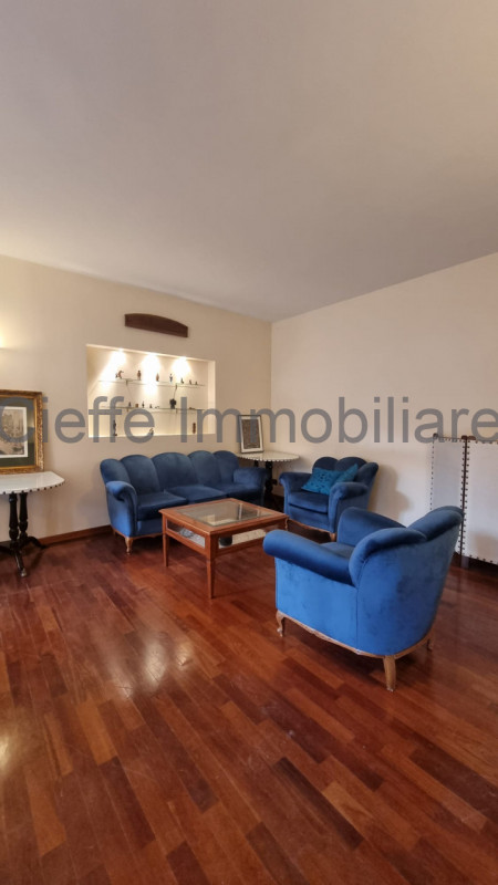 Splendido appartamento situato al 2° piano, arredato con gusto e pronto per essere abitato. All'i...