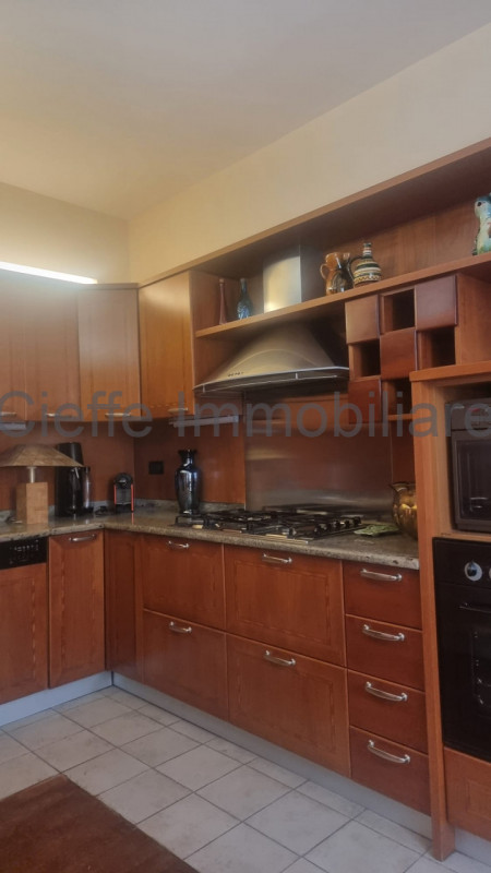 Splendido appartamento situato al 2° piano, arredato con gusto e pronto per essere abitato. All'i...