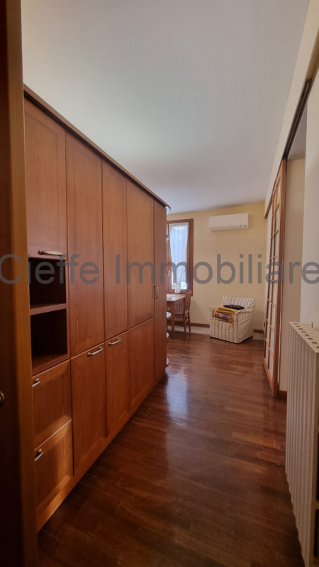 Splendido appartamento situato al 2° piano, arredato con gusto e pronto per essere abitato. All'i...