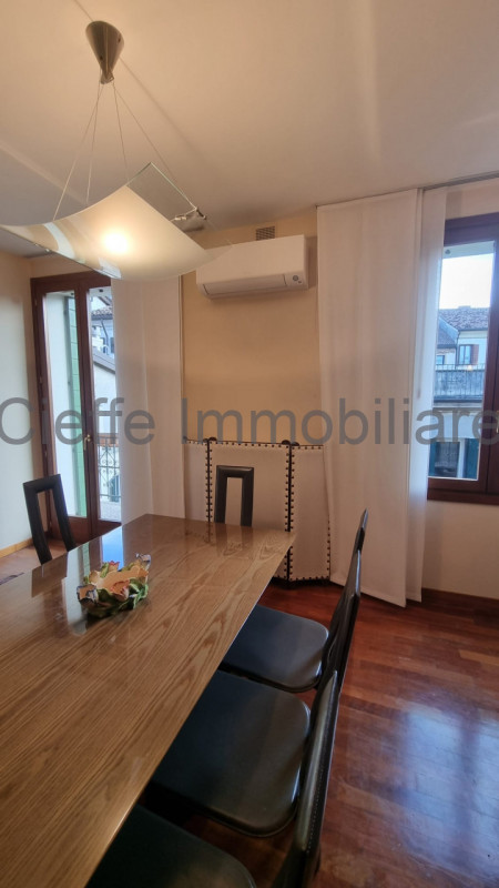 Splendido appartamento situato al 2° piano, arredato con gusto e pronto per essere abitato. All'i...