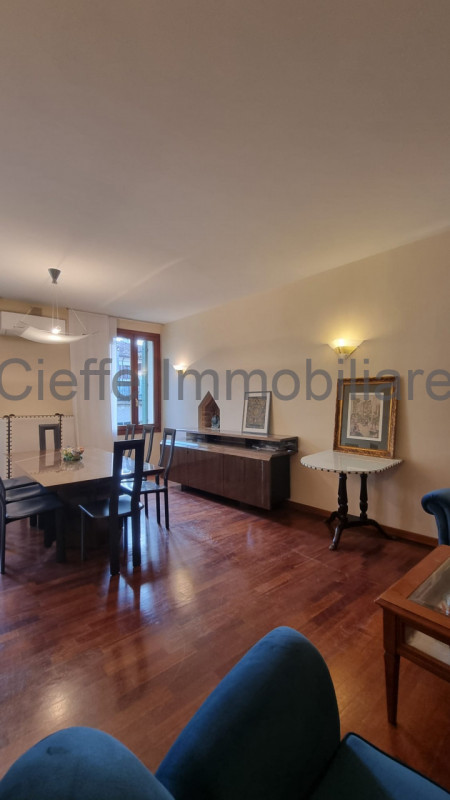 Splendido appartamento situato al 2° piano, arredato con gusto e pronto per essere abitato. All'i...