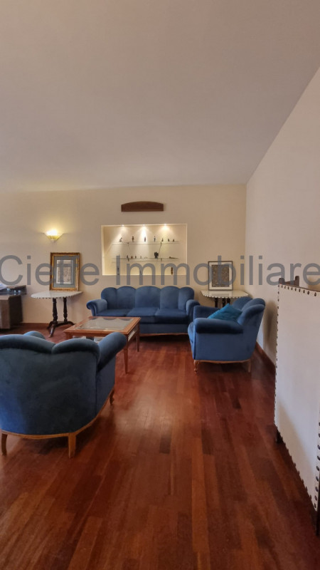 Splendido appartamento situato al 2° piano, arredato con gusto e pronto per essere abitato. All'i...