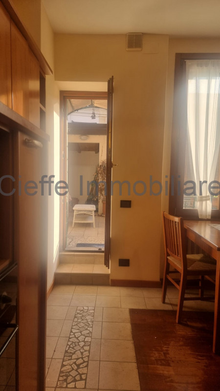 Splendido appartamento situato al 2° piano, arredato con gusto e pronto per essere abitato. All'i...