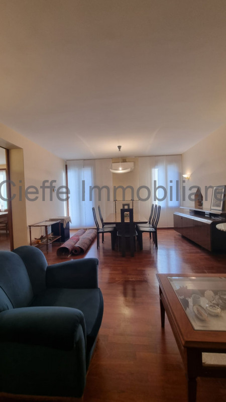 Splendido appartamento situato al 2° piano, arredato con gusto e pronto per essere abitato. All'i...