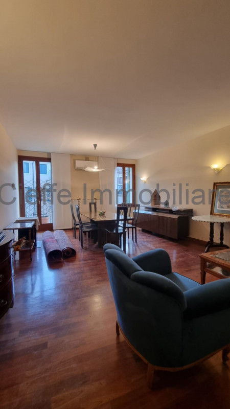 Splendido appartamento situato al 2° piano, arredato con gusto e pronto per essere abitato. All'i...