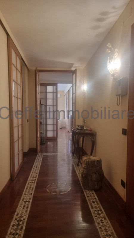 Splendido appartamento situato al 2° piano, arredato con gusto e pronto per essere abitato. All'i...