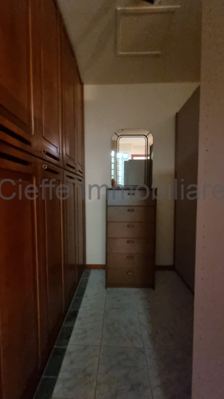 Splendido appartamento situato al 2° piano, arredato con gusto e pronto per essere abitato. All'i...