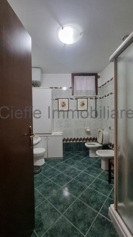 Splendido appartamento situato al 2° piano, arredato con gusto e pronto per essere abitato. All'i...