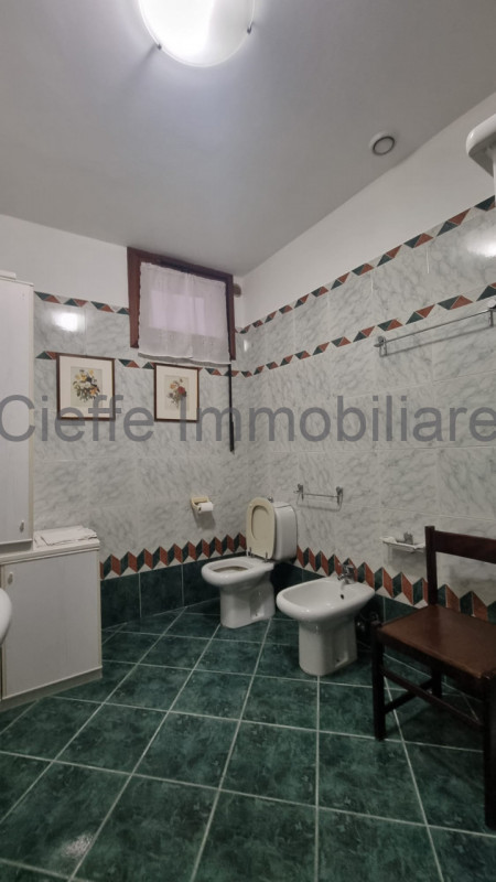 Splendido appartamento situato al 2° piano, arredato con gusto e pronto per essere abitato. All'i...