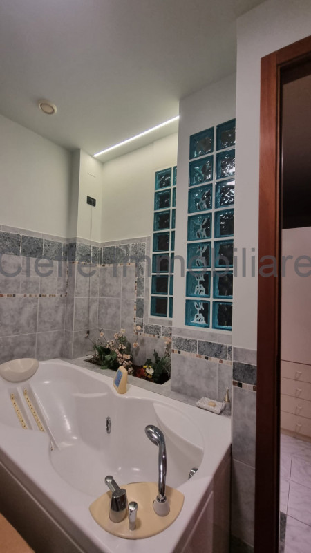 Splendido appartamento situato al 2° piano, arredato con gusto e pronto per essere abitato. All'i...